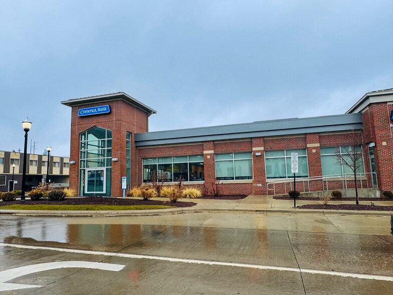 301 N Jackson St, Jackson, MI à vendre - Photo de l’immeuble – Image 1 sur 4