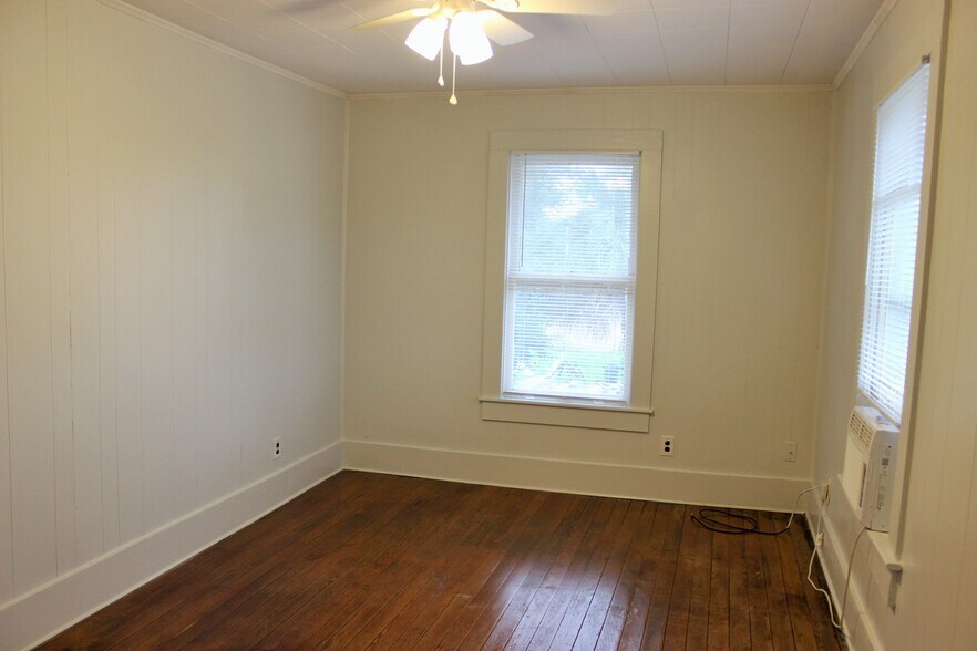102 Jeffries St, Brenham, TX à vendre - Photo intérieure – Image 3 sur 6