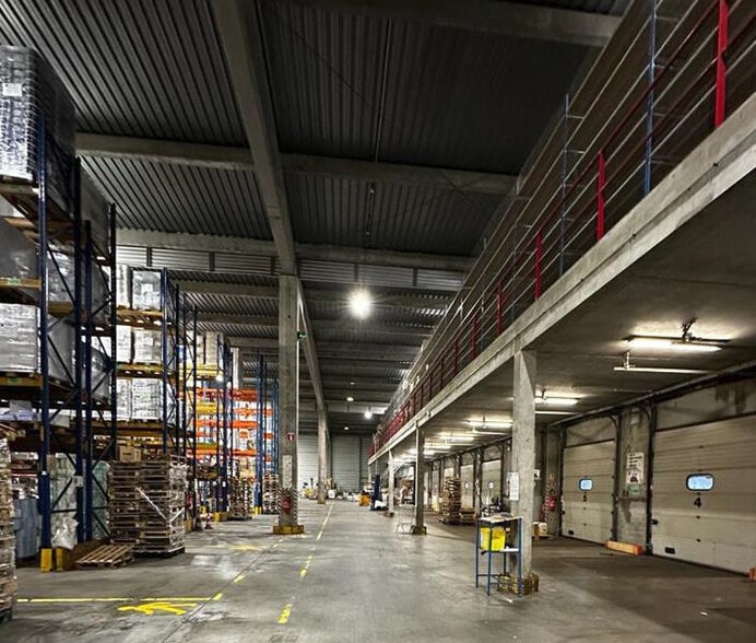 Industriel/Logistique dans Maurepas à louer - Photo de l’immeuble – Image 3 sur 7