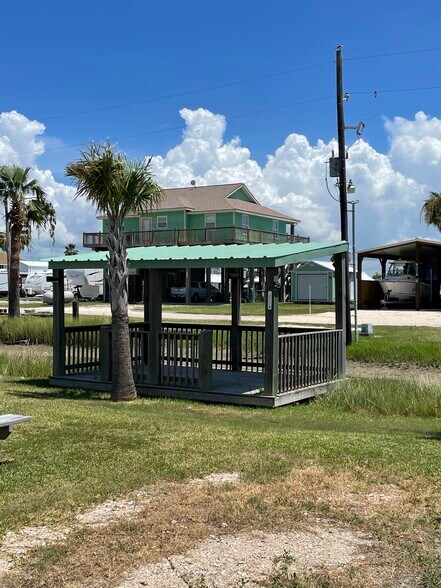 1204 Monkhouse, Crystal Beach, TX à vendre - Photo de l’immeuble – Image 2 sur 9