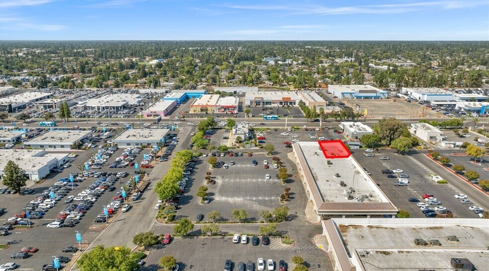 5646 N Blackstone Ave, Fresno, CA à louer - Photo de l’immeuble – Image 3 sur 31