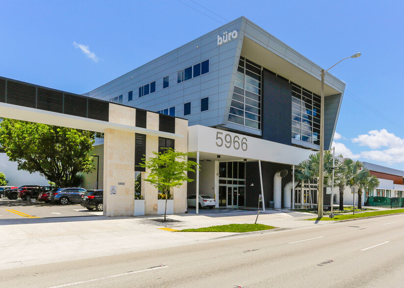 5966 S Dixie Hwy, South Miami, FL à louer - Photo de l’immeuble – Image 1 sur 8