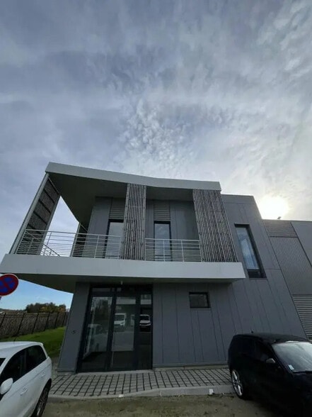 Local d'activités dans Chanteloup-en-Brie à vendre - Photo de l’immeuble – Image 2 sur 8