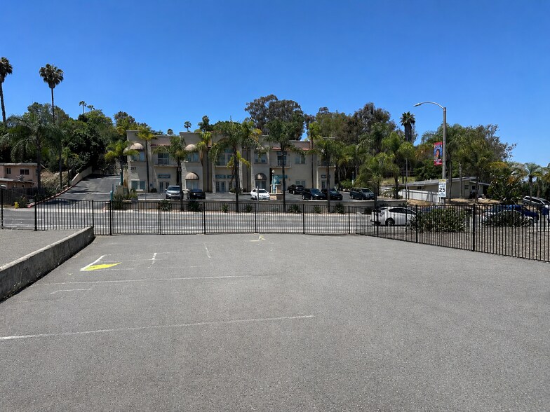 220 Civic Center Dr, Vista, CA à louer - Photo de l’immeuble – Image 3 sur 5