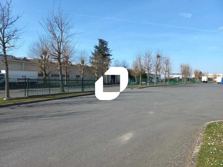 Local d’activités dans Goussainville à louer - Photo de l’immeuble – Image 2 sur 15