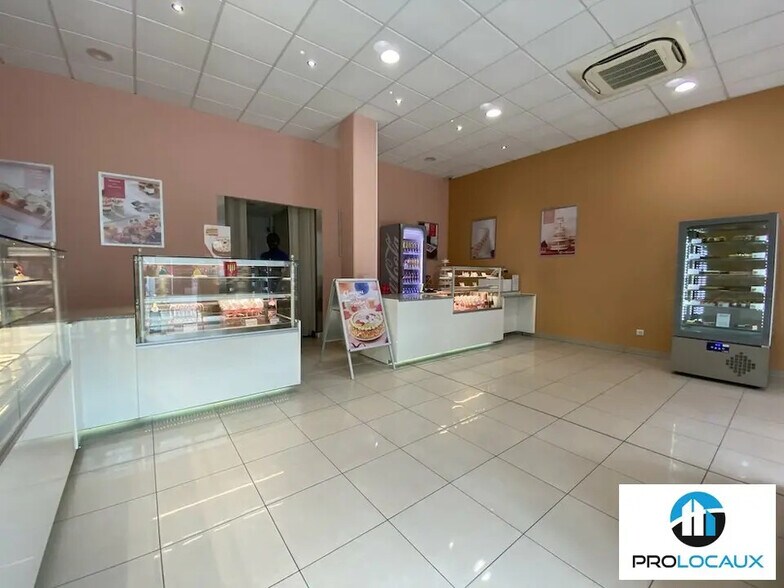 Local commercial dans Saint-Maximin à louer - Photo de l’immeuble – Image 2 sur 5