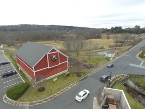110 Albany Tpke, Canton, CT à louer Photo de l’immeuble– Image 1 sur 3