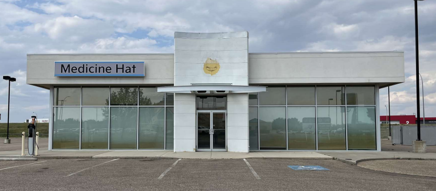 1450 Strachan Rd SE, Medicine Hat, AB à vendre Photo principale– Image 1 sur 3
