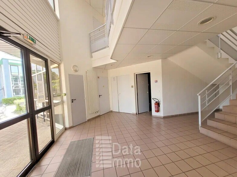 5 Rue Paul Henri Spaak, Saint-Thibault-des-Vignes à louer - Photo de l’immeuble – Image 3 sur 4