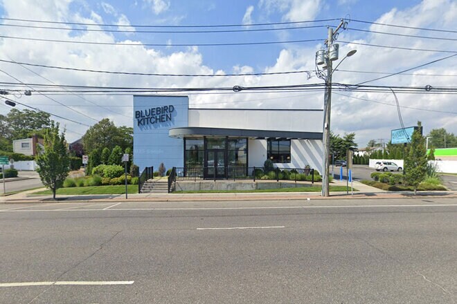2405 Merrick Rd, Bellmore, NY à louer Photo principale– Image 1 sur 2