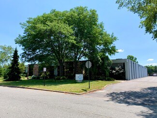 Plus de détails pour 370 Crossways Park Dr, Woodbury, NY - Industriel/Logistique à louer