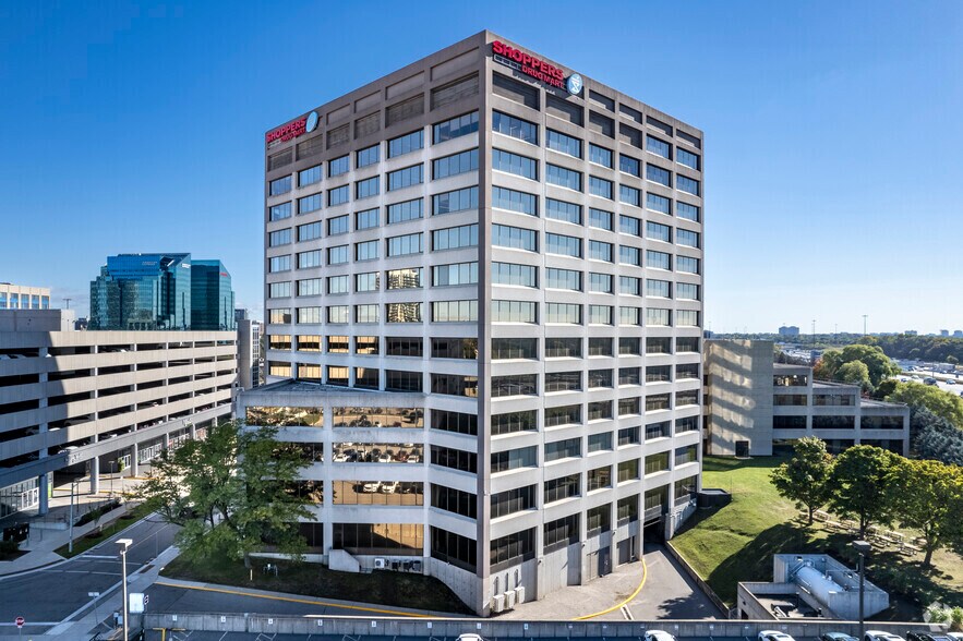 243 Consumers Rd, Toronto, ON à louer - Photo de l’immeuble – Image 1 sur 21