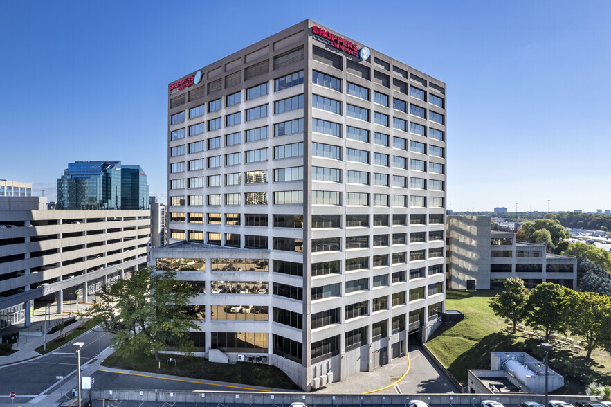 243 Consumers Rd, Toronto, ON à louer - Photo principale – Image 1 sur 7