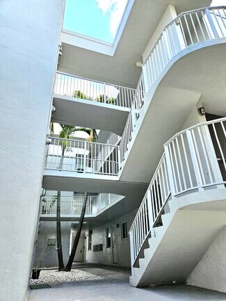 Plus de détails pour 1840 S Glades Dr, North Miami Beach, FL - Logement à vendre