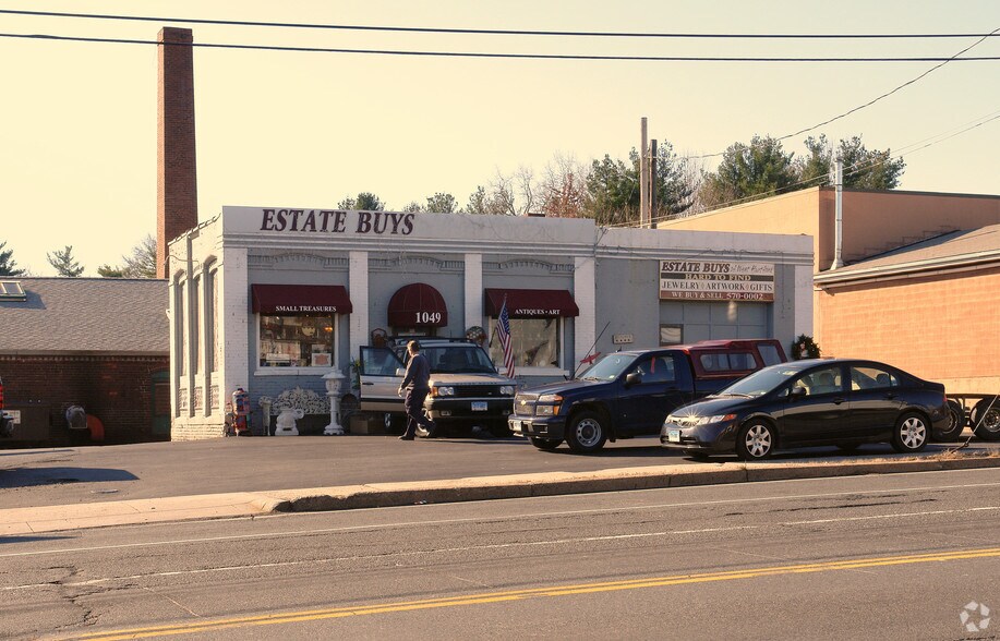 1049 New Britain Ave, West Hartford, CT à louer - Photo de l’immeuble – Image 3 sur 8