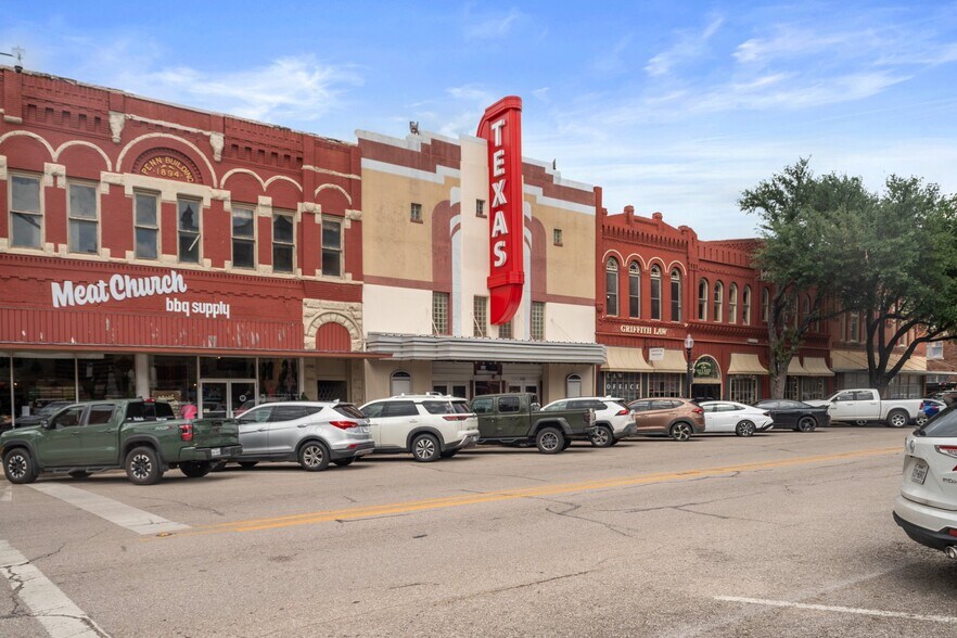 110 W Main St, Waxahachie, TX à louer - Photo de l’immeuble – Image 1 sur 30