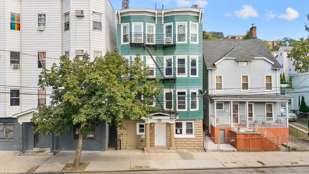 288 Woodworth Ave, Yonkers, NY à vendre - Photo principale – Image 1 sur 14