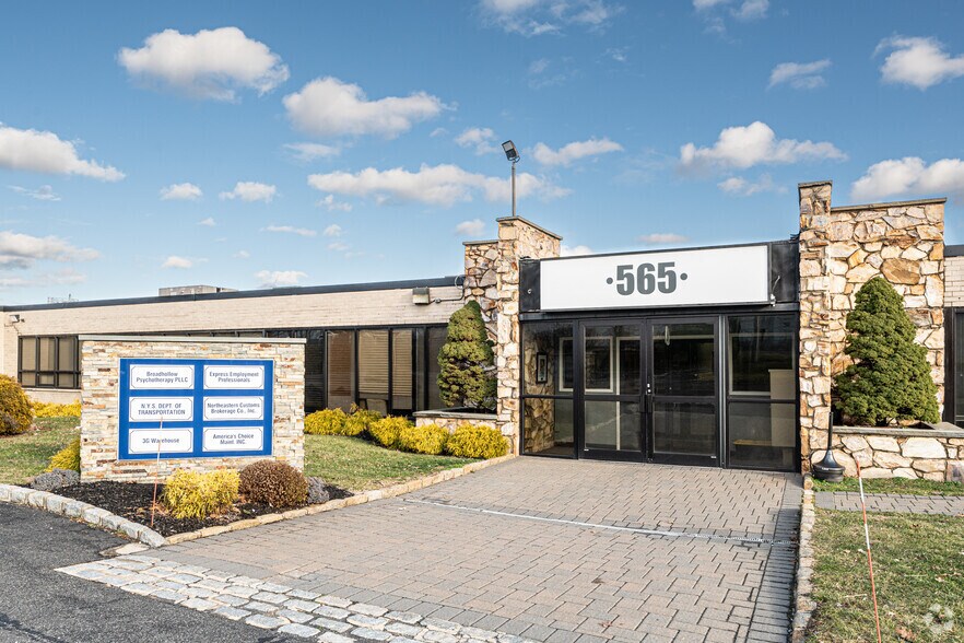 565 Broadhollow Rd, Farmingdale, NY à louer - Photo de l’immeuble – Image 1 sur 7
