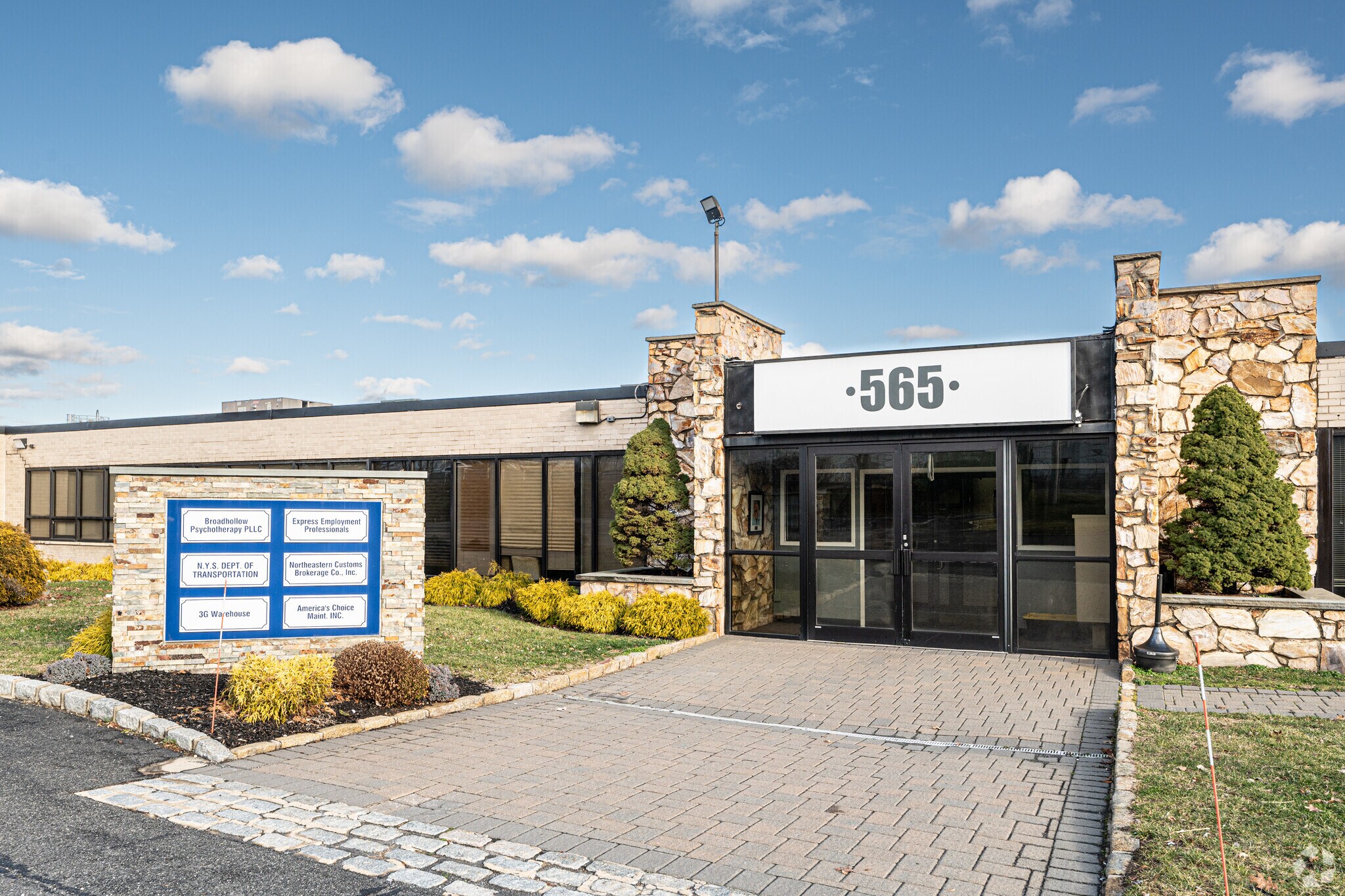 565 Broadhollow Rd, Farmingdale, NY à louer Photo de l’immeuble– Image 1 sur 8