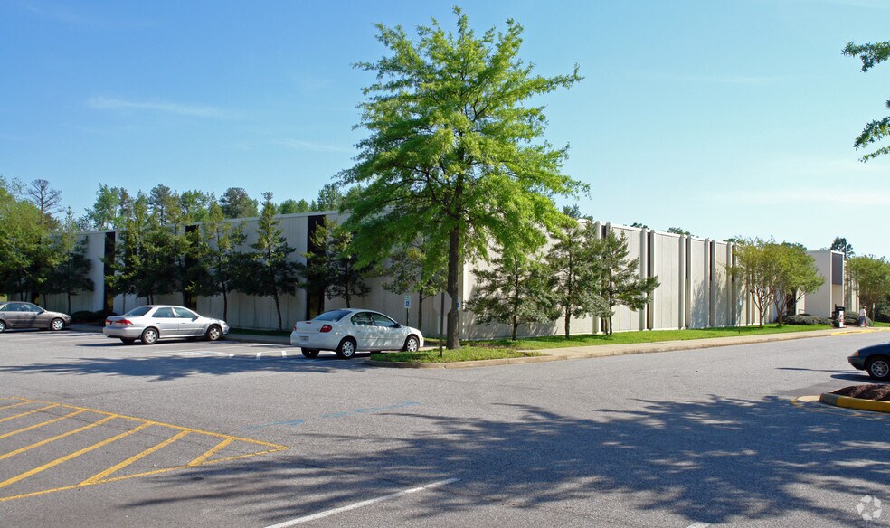 1221 Alverser Dr, Midlothian, VA à vendre - Photo de l’immeuble – Image 3 sur 6