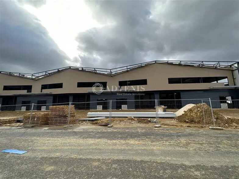 Local d'activités dans Moissy-Cramayel à vendre - Photo de l’immeuble – Image 2 sur 7