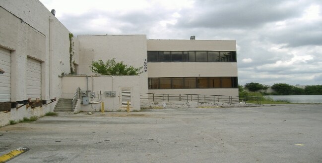 16005-16085 NW 52nd Ave, Opa Locka, FL à louer - Photo de l’immeuble – Image 2 sur 4
