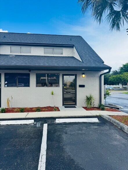 5235 Ramsey Way, Fort Myers, FL à vendre - Photo de l’immeuble – Image 2 sur 68