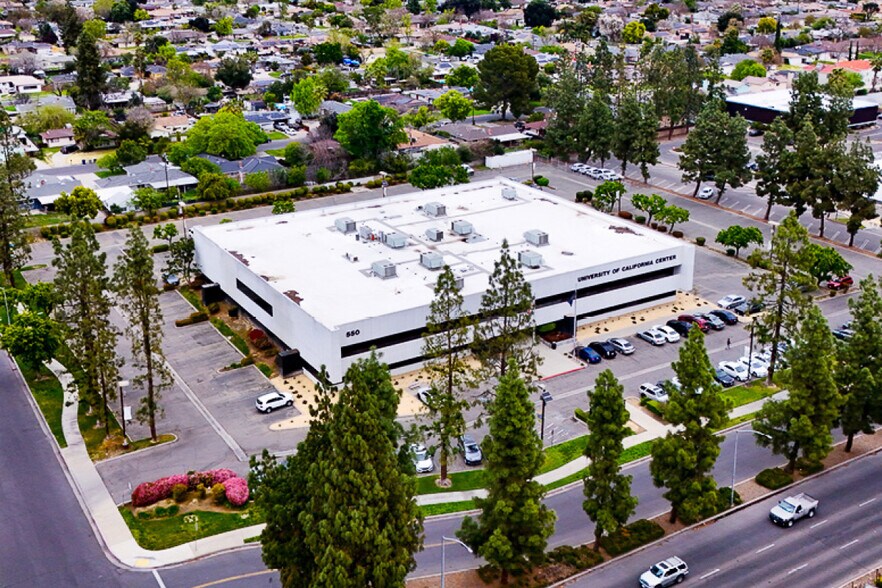 550 E Shaw Ave, Fresno, CA à vendre - Photo de l’immeuble – Image 3 sur 3