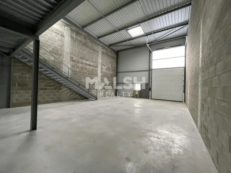 Local d'activités dans Saint-Genis-Laval à vendre - Photo de l’immeuble – Image 3 sur 12