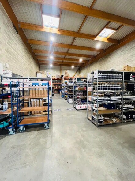 Local d’activités dans Élancourt à louer - Photo de l’immeuble – Image 1 sur 6