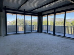 Local commercial dans Aubagne à louer Photo intérieure– Image 2 sur 5