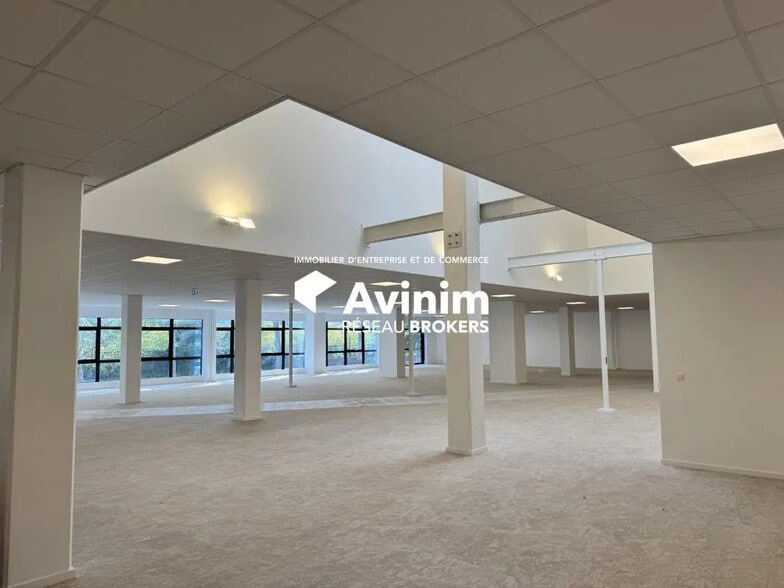 Local commercial dans Saint-Denis à louer - Photo de l’immeuble – Image 3 sur 5