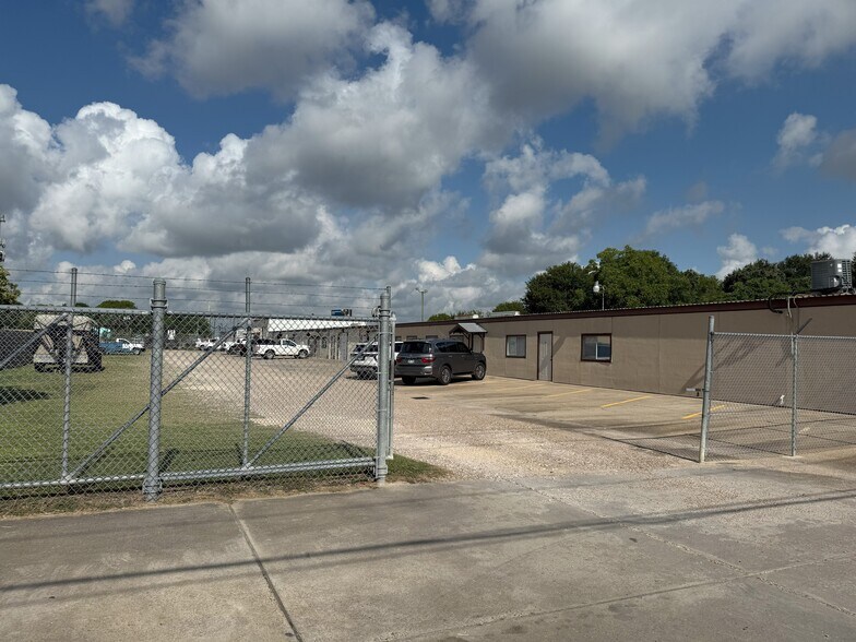 3302 Old Alvin Rd, Pearland, TX à louer - Photo de l’immeuble – Image 3 sur 13