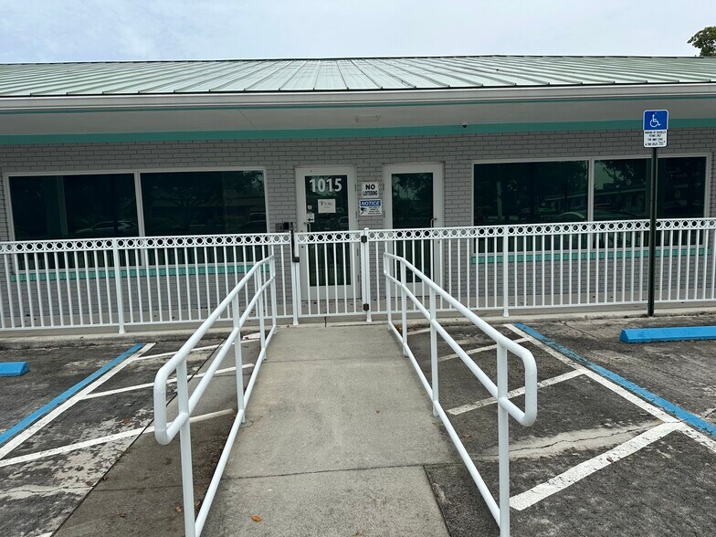 1015 10th St, Lake Park, FL à louer - Photo de l’immeuble – Image 3 sur 26
