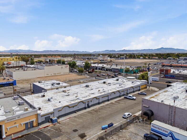 896 E Sahara Ave, Las Vegas, NV à louer - Photo de l’immeuble – Image 3 sur 3