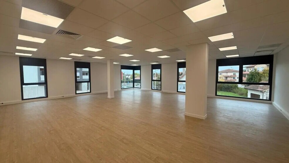 Local d’activités dans Péronnas à louer - Photo de l’immeuble – Image 1 sur 3