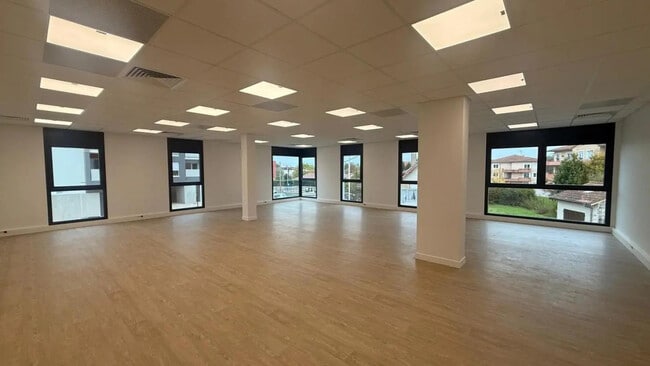 Plus de détails pour Local d'activités à louer