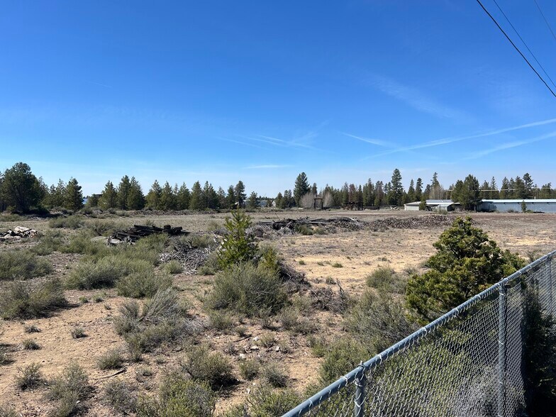 16565 Reed Rd, La Pine, OR à vendre - Photo de l’immeuble – Image 2 sur 14
