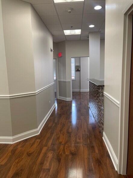 114 W Rockland Rd, Libertyville, IL à louer - Photo de l’immeuble – Image 2 sur 20