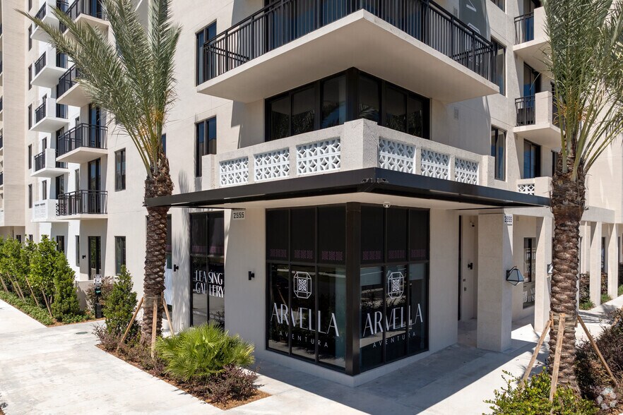 2555 NE 179th St, North Miami Beach, FL à louer - Photo de l’immeuble – Image 2 sur 34