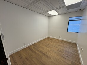 15928 Ventura Blvd, Encino, CA à louer Photo de l’immeuble– Image 2 sur 2