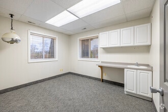 811 Oakwood Dr, Rochester, MI à louer Photo intérieure– Image 2 sur 4