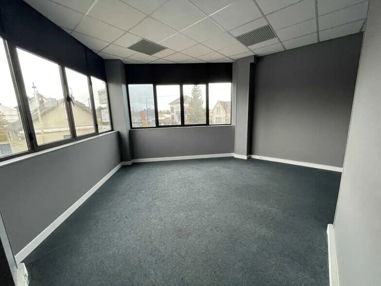 Bureau dans Allonne à louer - Photo de l’immeuble – Image 2 sur 7