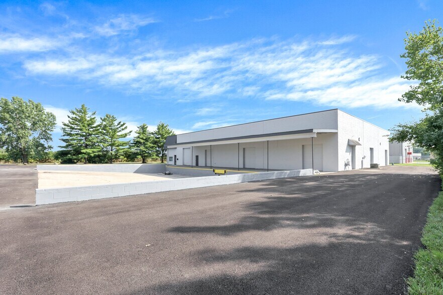 2211 S James Rd, Columbus, OH à louer - Photo de l’immeuble – Image 2 sur 6