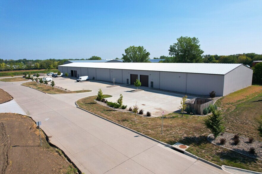 6717 NE 15th St, Des Moines, IA à louer - Photo de l’immeuble – Image 2 sur 16
