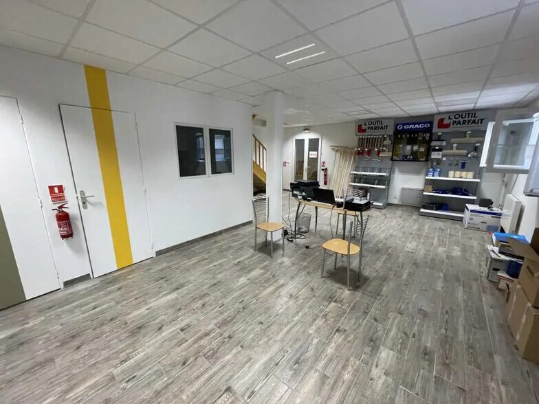 Local d’activités dans Oissel à louer - Photo de l’immeuble – Image 2 sur 6