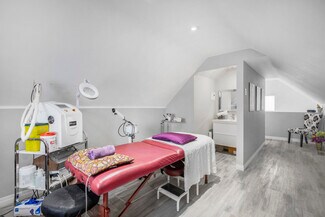 Plus de détails pour 15 Centre St S, Brampton, ON - Santé à vendre