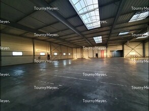 Industriel/Logistique dans Saint-Yrieix-sur-Charente à vendre Photo intérieure– Image 2 sur 5