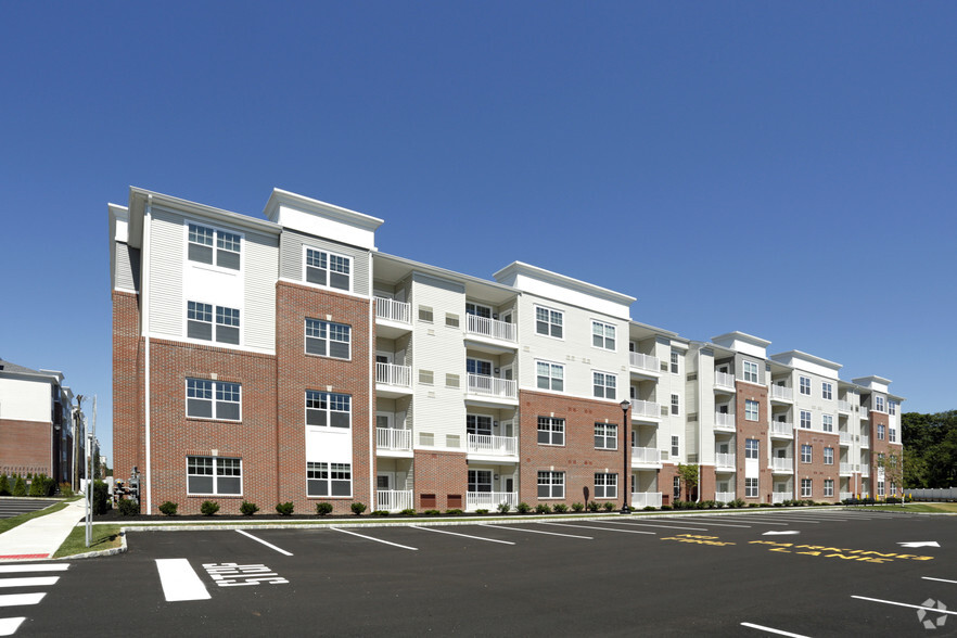 1101 Schindler Dr, Aberdeen, NJ à louer - Photo de l’immeuble – Image 1 sur 77
