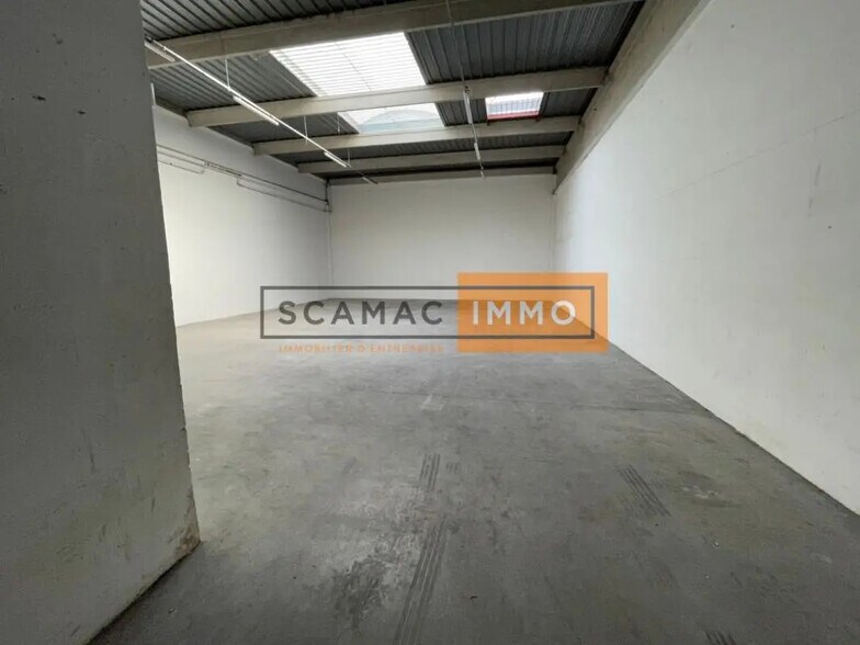 Industriel/Logistique dans à louer - Photo de l’immeuble – Image 2 sur 6